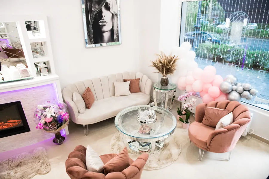 Empfangsbereich des EBS Beauty Kosmetikstudios in Berlin