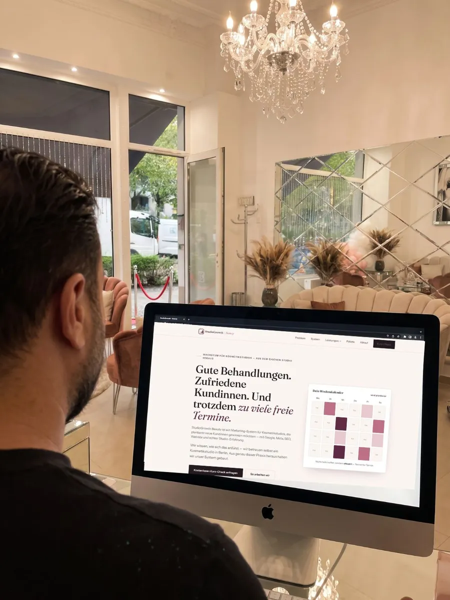 Fatih Celik arbeitet an der StudioGrowth-Beauty-Website im Studio von EBS Beauty in Berlin