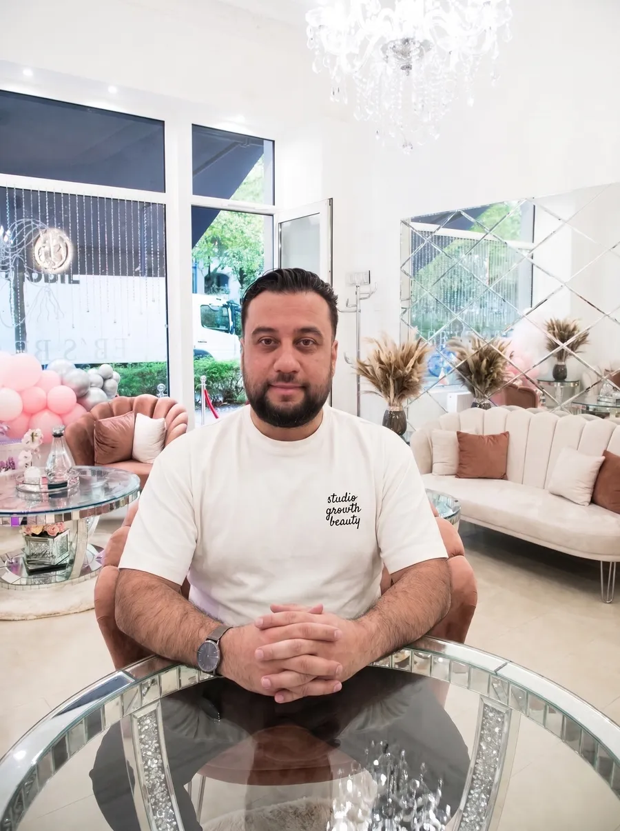 Fatih Celik, Gründer von StudioGrowth Beauty, in der Lounge von EBS Beauty in Berlin